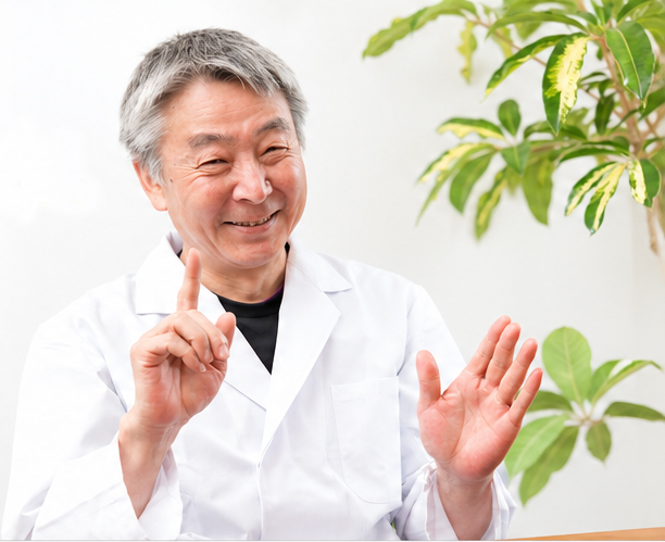 白衣姿で笑顔で話す空想科学研究所の柳田理科雄主任研究員